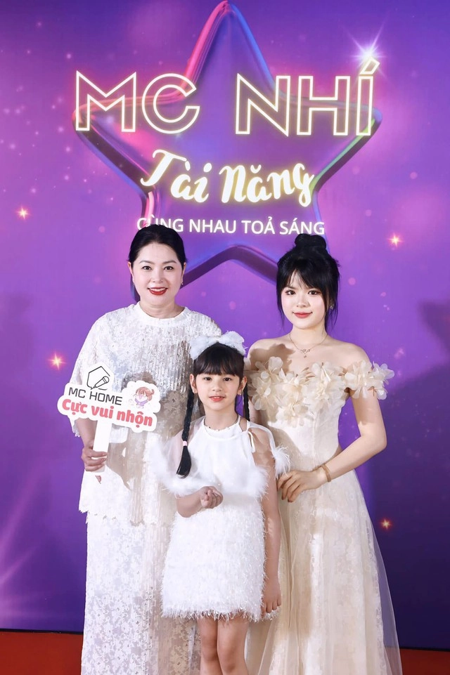 Nữ nghệ sĩ nổi tiếng làng hài đất bắc đã lên chức bà ngoại nhưng nhan sắc vẫn chặt đẹp con gái - 9