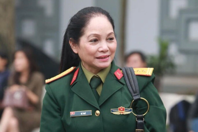 Nữ nsnd mang hàm đại tá làm tới chức giám đốc nhà hát sống viên mãn bên trùm vai đểu cùng quân hàm - 3