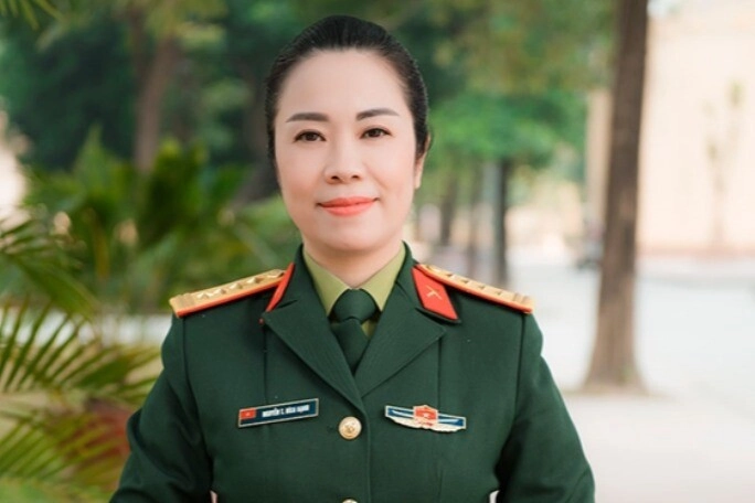 Nữ nsnd mang hàm đại tá làm tới chức giám đốc nhà hát sống viên mãn bên trùm vai đểu cùng quân hàm - 4