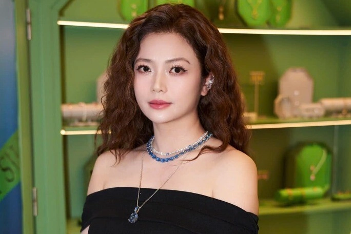 Nữ nsưt là đệ nhất mỹ nhân sài thành nhận cát xê 2000 usd khi mới 16 tuổi đẹp không kém hoa hậu u40 toàn mặc khoét sâu khoe dáng đẫy đà - 2