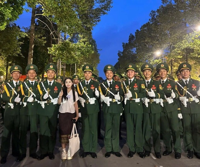 Nữ phóng viên người lào đẹp như hoa hậu tác nghiệp diễu binh từ chối du học mỹ nhận học bổng thạc sĩ tại việt nam - 1