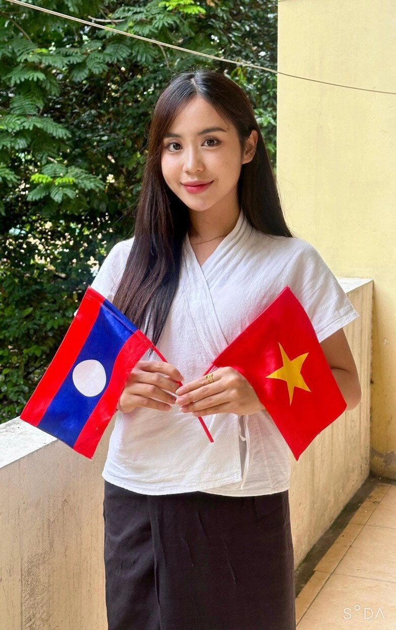 Nữ phóng viên người lào đẹp như hoa hậu tác nghiệp diễu binh từ chối du học mỹ nhận học bổng thạc sĩ tại việt nam - 2