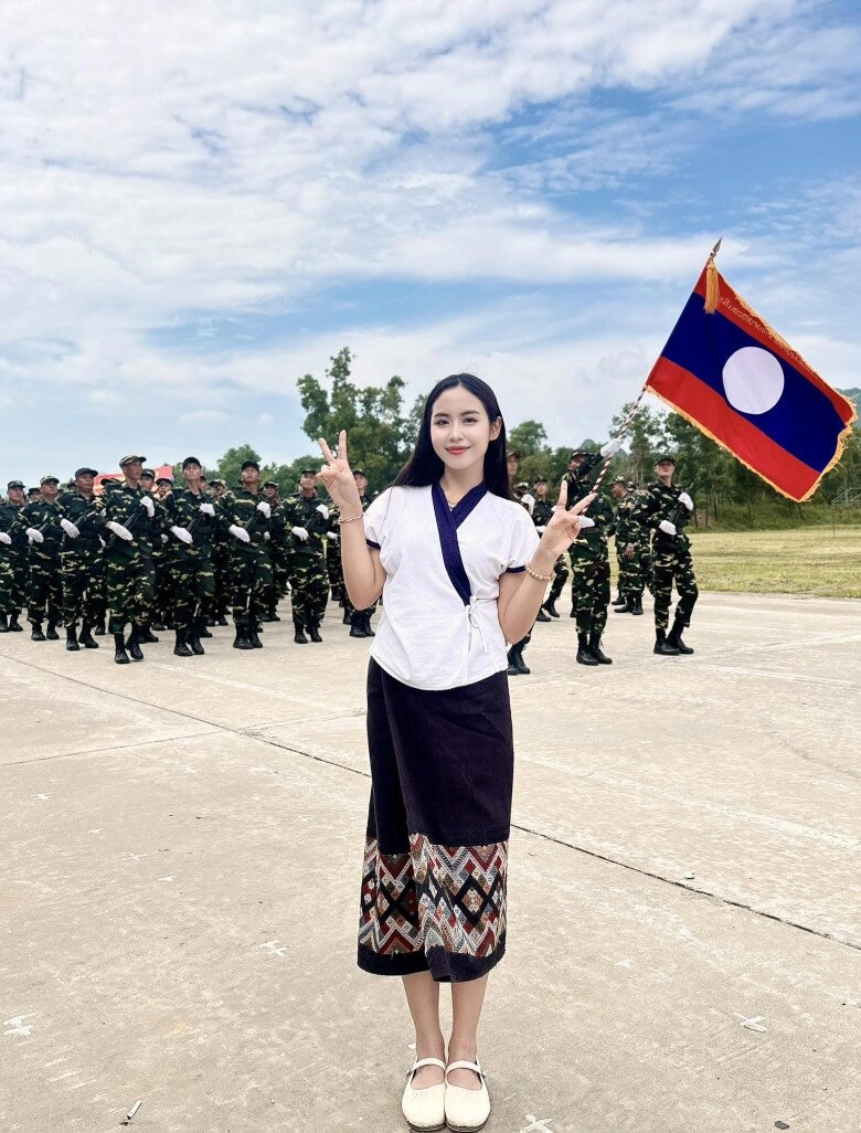Nữ phóng viên người lào đẹp như hoa hậu tác nghiệp diễu binh từ chối du học mỹ nhận học bổng thạc sĩ tại việt nam - 3