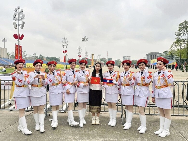Nữ phóng viên người lào đẹp như hoa hậu tác nghiệp diễu binh từ chối du học mỹ nhận học bổng thạc sĩ tại việt nam - 5