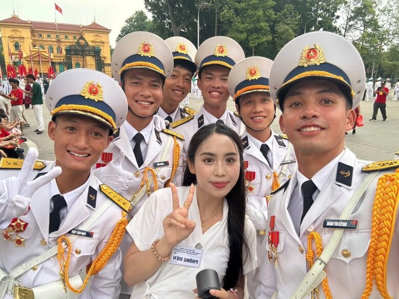 Nữ phóng viên người lào đẹp như hoa hậu tác nghiệp diễu binh từ chối du học mỹ nhận học bổng thạc sĩ tại việt nam - 6