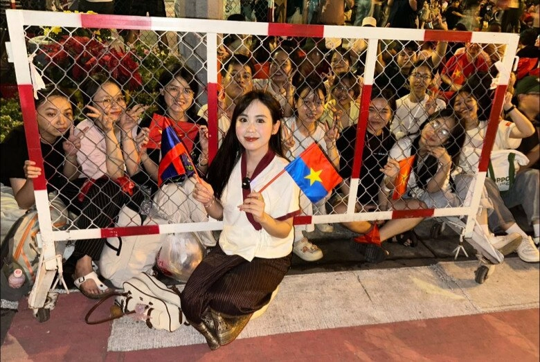 Nữ phóng viên người lào đẹp như hoa hậu tác nghiệp diễu binh từ chối du học mỹ nhận học bổng thạc sĩ tại việt nam - 8