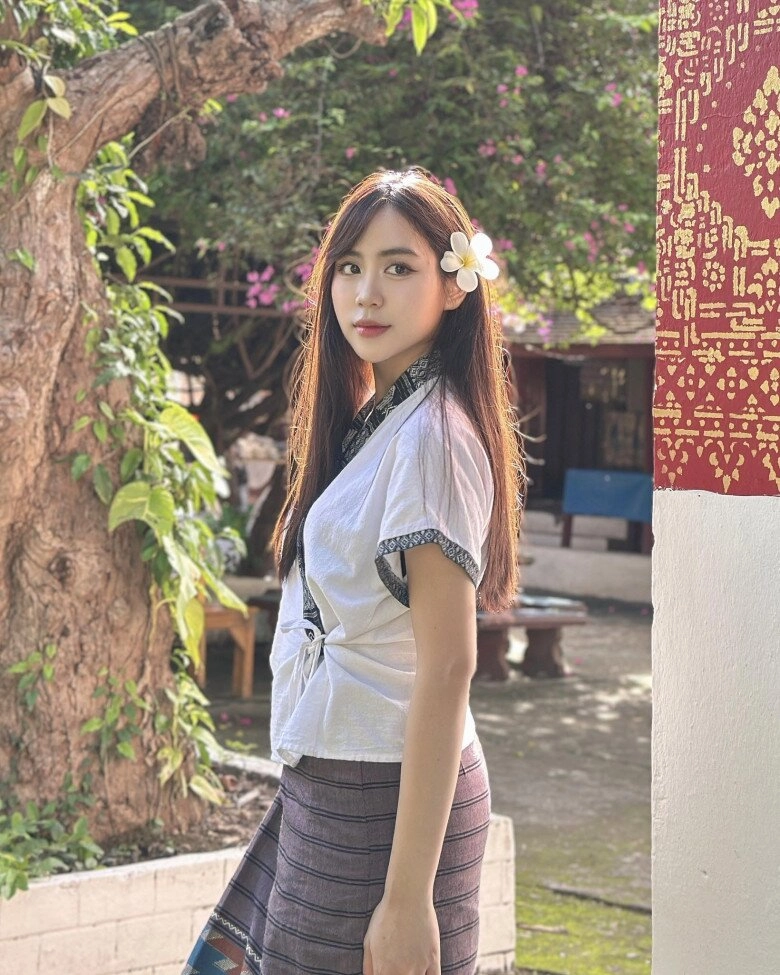 Nữ phóng viên người lào đẹp như hoa hậu tác nghiệp diễu binh từ chối du học mỹ nhận học bổng thạc sĩ tại việt nam - 12