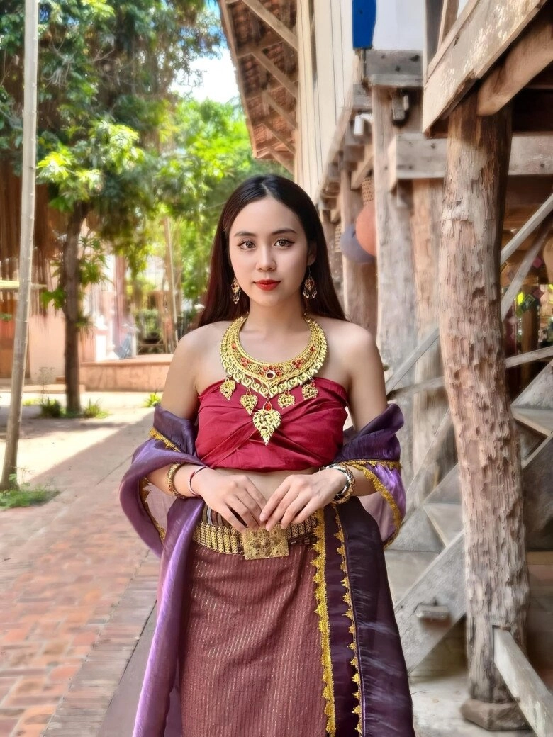 Nữ phóng viên người lào đẹp như hoa hậu tác nghiệp diễu binh từ chối du học mỹ nhận học bổng thạc sĩ tại việt nam - 13