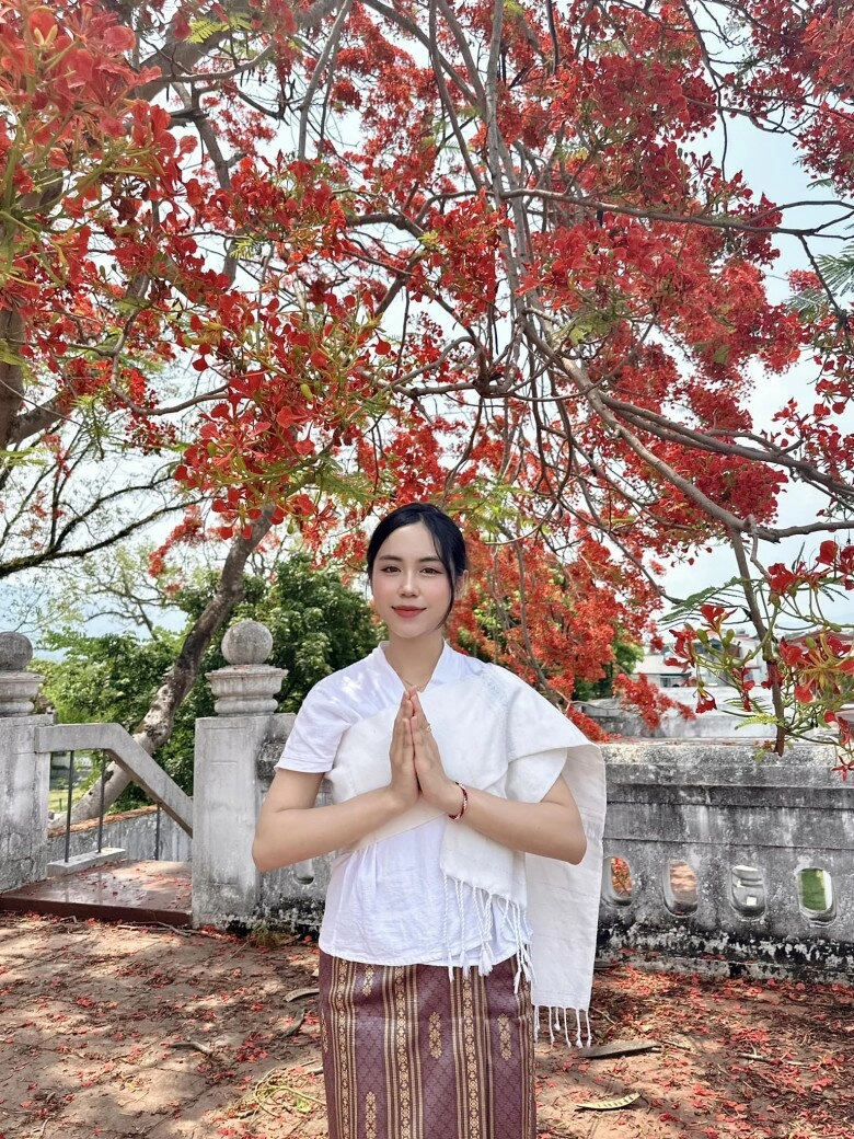 Nữ phóng viên người lào đẹp như hoa hậu tác nghiệp diễu binh từ chối du học mỹ nhận học bổng thạc sĩ tại việt nam - 16