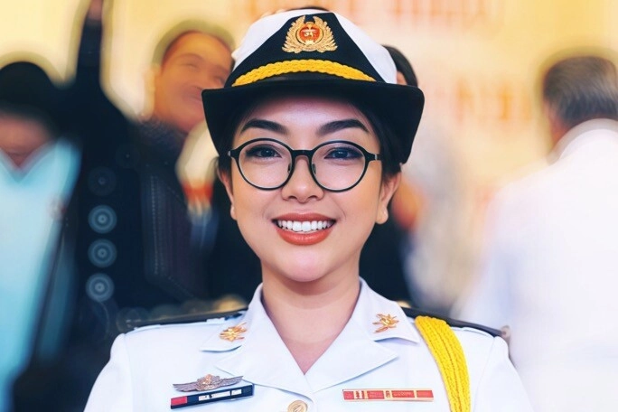Nữ sĩ quan được phong nsưt thượng tá hát được 10 thứ tiếng có hậu duệ như tài tử nhưng không nối nghiệp mẹ - 2