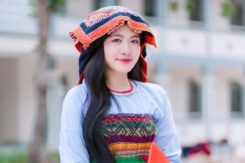 Nữ sinh dân tộc thái gây bão mạng với vẻ đẹp trong trẻo như nàng thơ là thủ khoa khối c00 - 1