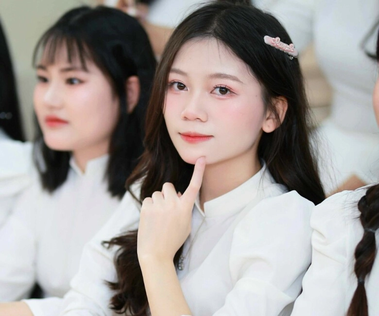 Nữ sinh dân tộc thái gây bão mạng với vẻ đẹp trong trẻo như nàng thơ là thủ khoa khối c00 - 7