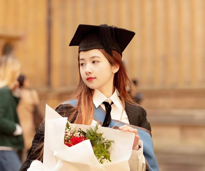 Nữ tiến sĩ toán học bị bạo lực mạng vì nhan sắc quá xinh đẹp ăn mặc thời thượng chẳng kém giới thượng lưu - 1