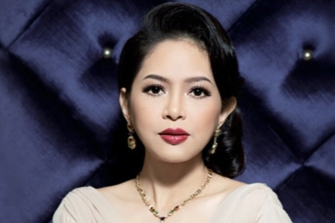 Nữ tiếp viên hàng không xinh đẹp khiến vua hàng hiệu mê mệt nay là bà hoàng của đế chế tỷ đô nhận tước hiệp sĩ ở tuổi 51 - 1