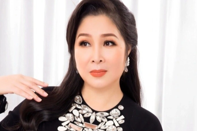Nữ tiếp viên hàng không xinh đẹp khiến vua hàng hiệu mê mệt nay là bà hoàng của đế chế tỷ đô nhận tước hiệp sĩ ở tuổi 51 - 4