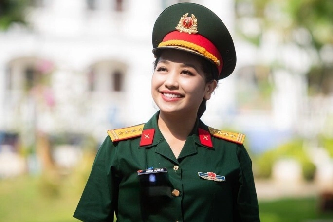 Nữ trung tá quân đội là nsnd xinh đẹp như hoa hậu chia tay bạn đời doanh nhân khi con gái mới lọt lòng - 2