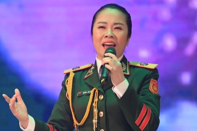 Nữ trung tá quân đội là nsnd xinh đẹp như hoa hậu chia tay bạn đời doanh nhân khi con gái mới lọt lòng - 4