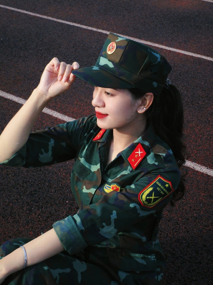 Nữ trung úy khối quân y gây ấn tượng với ngoại hình xinh đẹp sắc sảo - 5