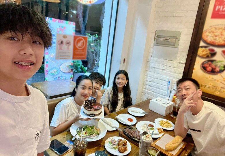 Ốc thanh vân khoe ảnh hẹn hò với ông xã trí rùa từ ngày đưa 3 con về việt nam sung sướng hơn hẳn - 4