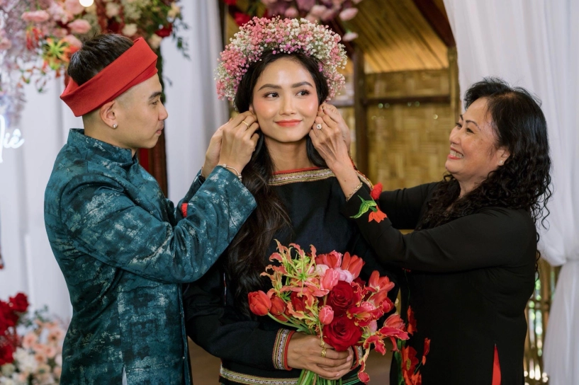 Ông xã nhiếp ảnh gia của hoa hậu hhen niê nghiện vợ bất chấp cặp đôi đi làm cũng kè kè bên nhau không rời - 10