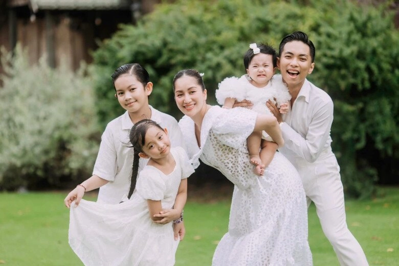 Phan hiển bị bắt gặp nhìn khánh thi bằng ánh mắt si tình dân mạng khen nam kiện tướng chăm vợ mát tay - 5