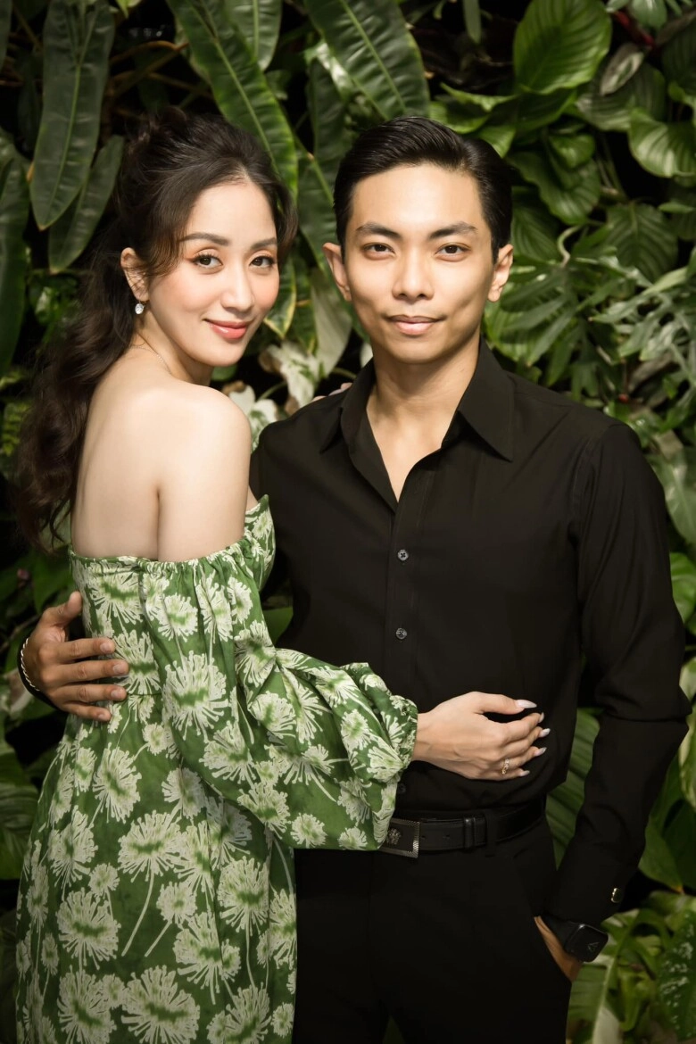 Phan hiển bị bắt gặp nhìn khánh thi bằng ánh mắt si tình dân mạng khen nam kiện tướng chăm vợ mát tay - 6