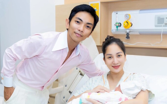 Phan hiển bị bắt gặp nhìn khánh thi bằng ánh mắt si tình dân mạng khen nam kiện tướng chăm vợ mát tay - 7