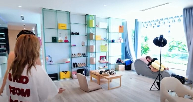 Phòng riêng của ngọc trinh trong biệt thự 50 tỷ có ghế tình yêu gương chiếu thẳng xuống giường phòng tắm không cửa - 13