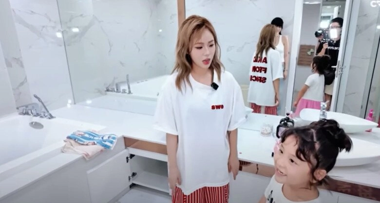 Phòng riêng của ngọc trinh trong biệt thự 50 tỷ có ghế tình yêu gương chiếu thẳng xuống giường phòng tắm không cửa - 22