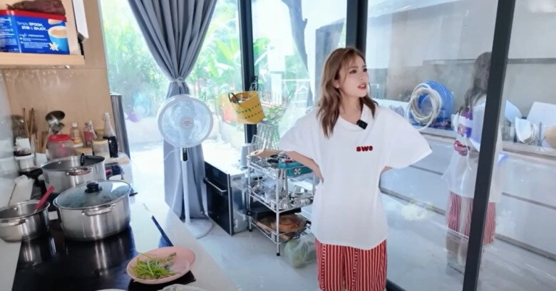 Phòng riêng của ngọc trinh trong biệt thự 50 tỷ có ghế tình yêu gương chiếu thẳng xuống giường phòng tắm không cửa - 27