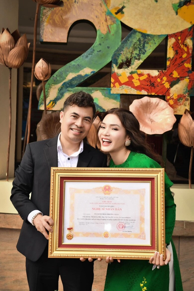 phú bà là nsnd trẻ nhất việt nam khoe cảnh chồng tỉ mỉ sấy tóc cho vợ từ ngày kết hôn như hình với bóng - 10