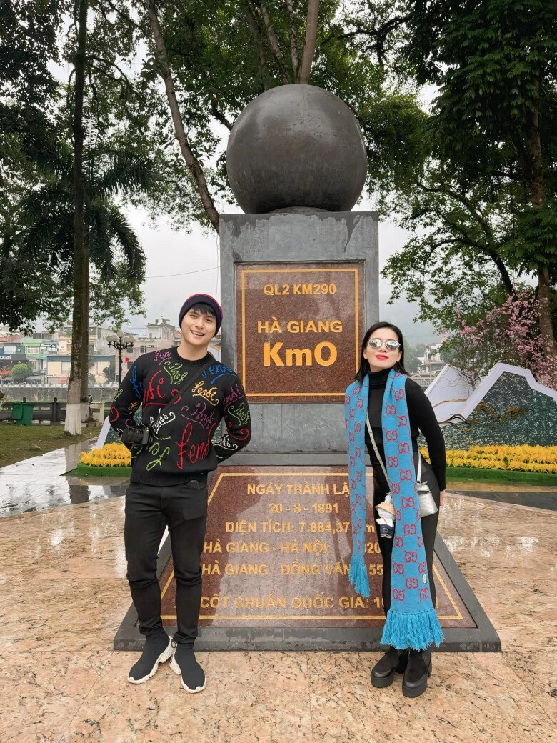 phú bà lệ quyên được tình trẻ dẫn đi chọn kim cương siêu to khổng lồ đeo đồng hồ hơn 300 triệu đồng - 4