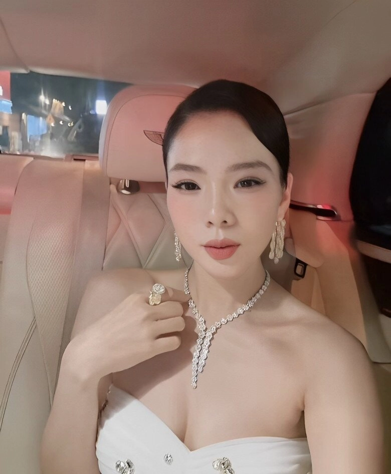 Rộ hình ảnh lệ quyên dẫn lâm bảo châu đi lựa nhà tiền tỷ mỗi lần xuất hiện đều phủ kim cương đầy người - 4