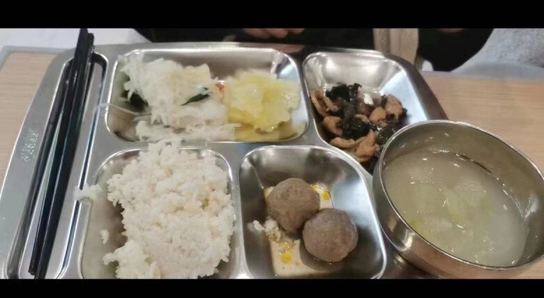 Phụ huynh chụp lén cơm trưa ở trường của con đăng lên mạng 4000 bình luận bức xúc khi nhìn thấy bữa ăn 65 nghìn nghèo nàn - 3