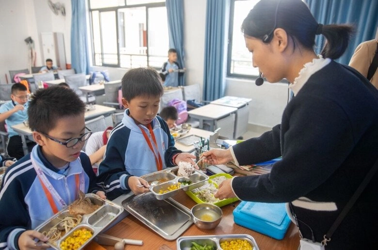 Phụ huynh chụp lén cơm trưa ở trường của con đăng lên mạng 4000 bình luận bức xúc khi nhìn thấy bữa ăn 65 nghìn nghèo nàn - 4