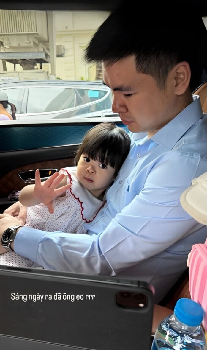 Con gái đỗ mỹ linh khó dỗ dành khiến mẹ đau đầu là tiểu thư cành vàng được bố chủ tịch đích thân đưa đón - 3