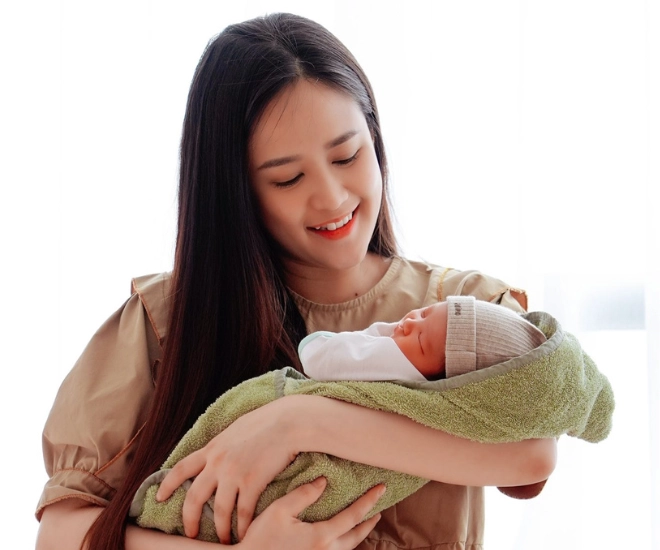 Phương hằng gạo nếp gạo tẻ sinh con đầu lòng 8 năm kết hôn khoe ảnh tiểu công chúa cực đáng yêu - 1