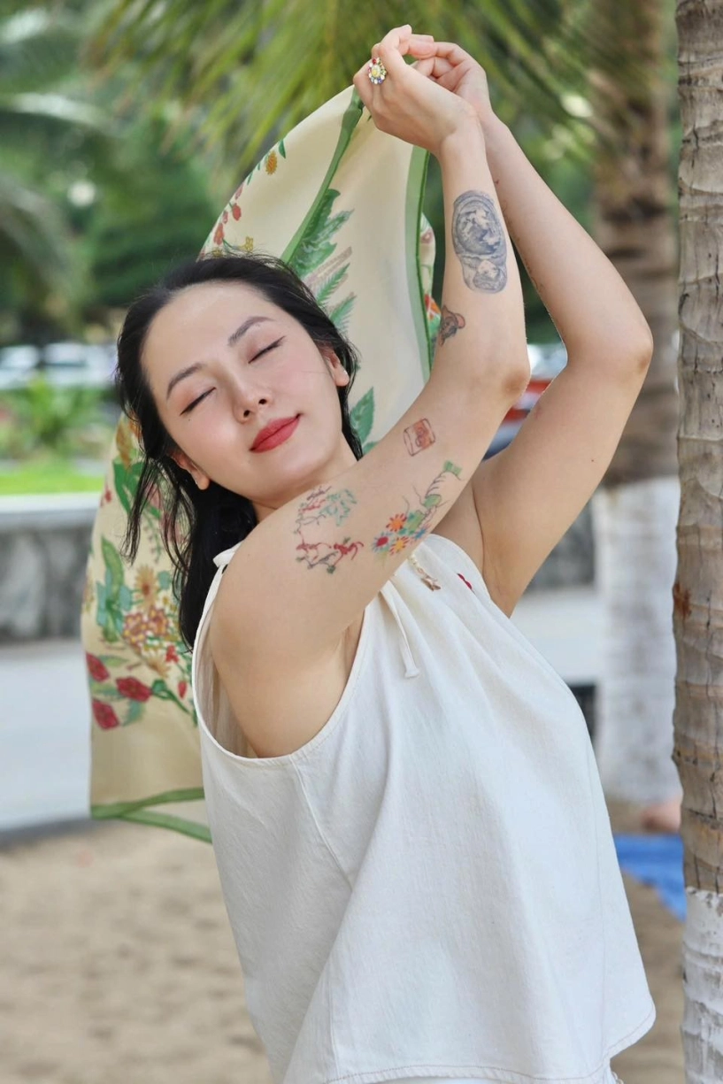 Phương linh khoe cận làn da láng mịn không tì vết khi đến quy nhơn - 10