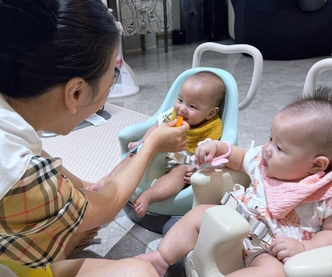 Phương oanh cho cặp song sinh 5 tháng tuổi nếm đồ ăn shark bình bản nữ hờn dỗi vì toàn tới lượt sau anh trai - 1