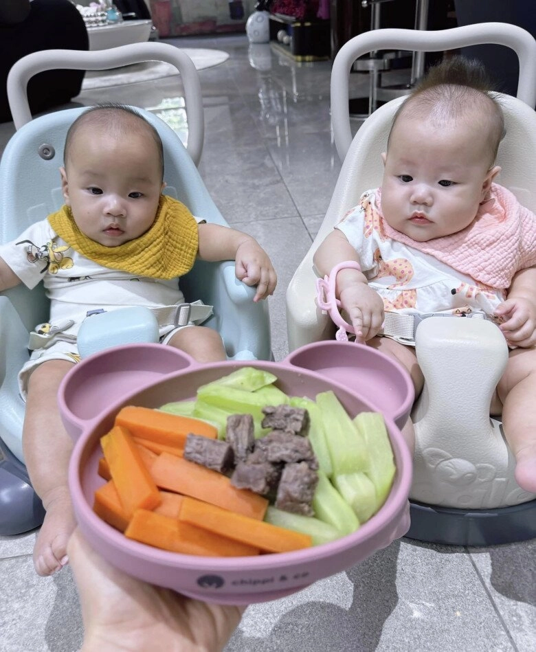 Phương oanh cho cặp song sinh 5 tháng tuổi nếm đồ ăn shark bình bản nữ hờn dỗi vì toàn tới lượt sau anh trai - 2