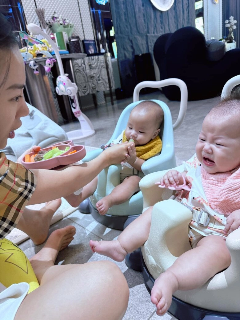 Phương oanh cho cặp song sinh 5 tháng tuổi nếm đồ ăn shark bình bản nữ hờn dỗi vì toàn tới lượt sau anh trai - 4