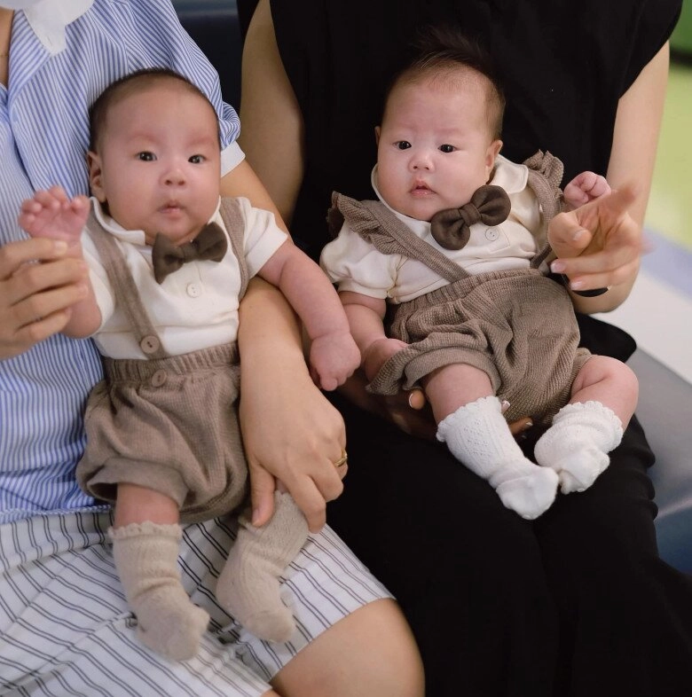 Phương oanh cho cặp song sinh 5 tháng tuổi nếm đồ ăn shark bình bản nữ hờn dỗi vì toàn tới lượt sau anh trai - 9