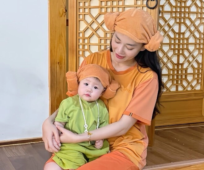 Phương oanh diện hanbok sang trọng bên shark bình vẫn bị lu mờ trước 2 con song sinh đáng yêu như hoàng tử công chúa - 2
