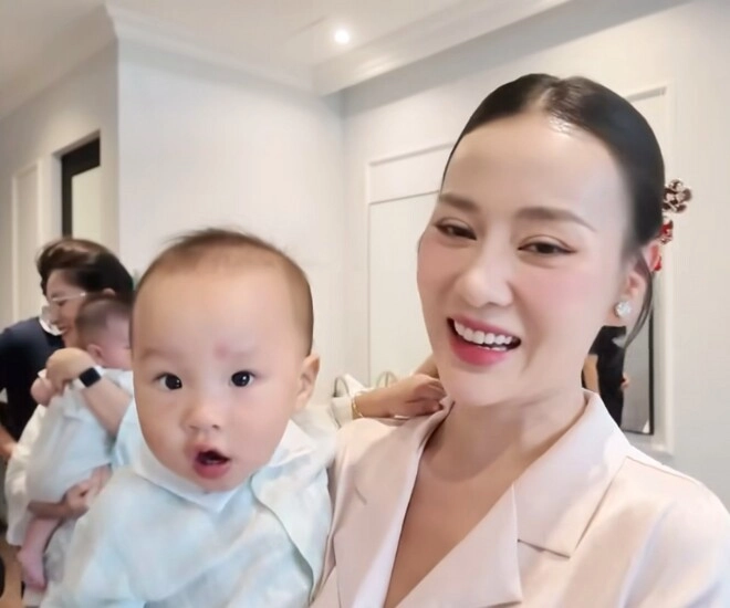 Phương oanh được mẹ chồng chăm từng li từng tí bà nội cá mập hạnh phúc khi chơi với 2 cháu song sinh - 1