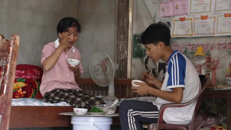 Phương oanh khóc nức nở lần đầu tiết lộ biến cố năm 15 tuổi tôi từng mơ có tiền mua sữa cho bố mẹ uống - 5