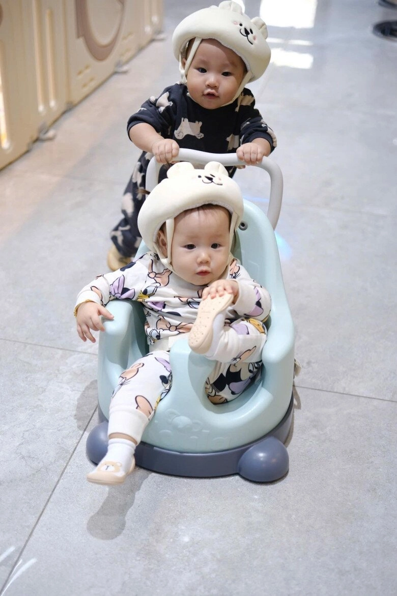 Phương oanh khoe con trai chưa tròn 1 tuổi đã biết bao bọc yêu chiều em ái nữ được mẹ gọi là phú bà nhí - 2