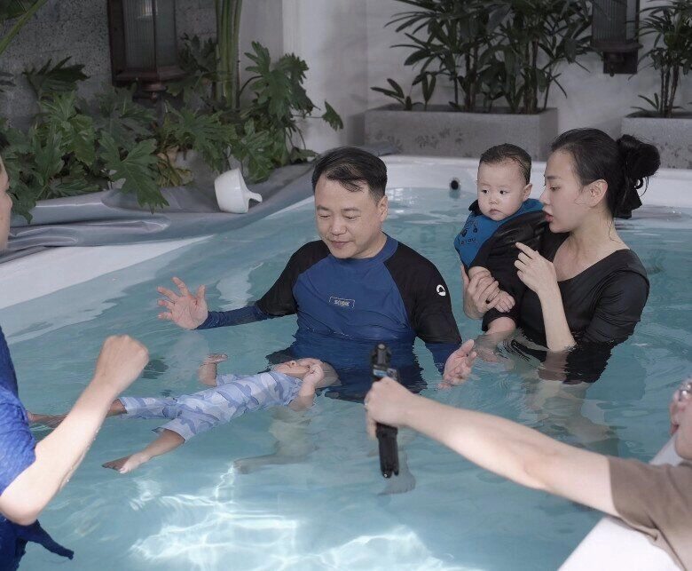 Phương oanh khoe con trai hơn 1 tuổi đã bơi được nửa bể quý tử của shark bình khiến mọi người thót tim - 4