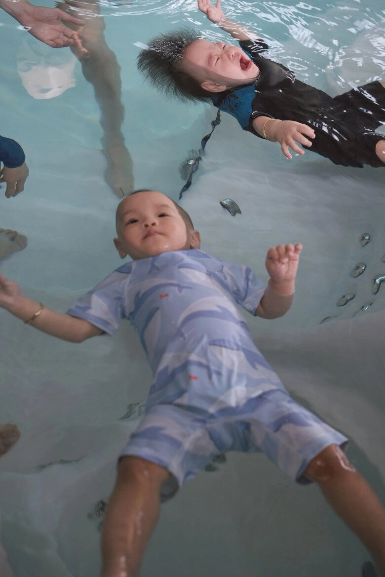 Phương oanh khoe con trai hơn 1 tuổi đã bơi được nửa bể quý tử của shark bình khiến mọi người thót tim - 5
