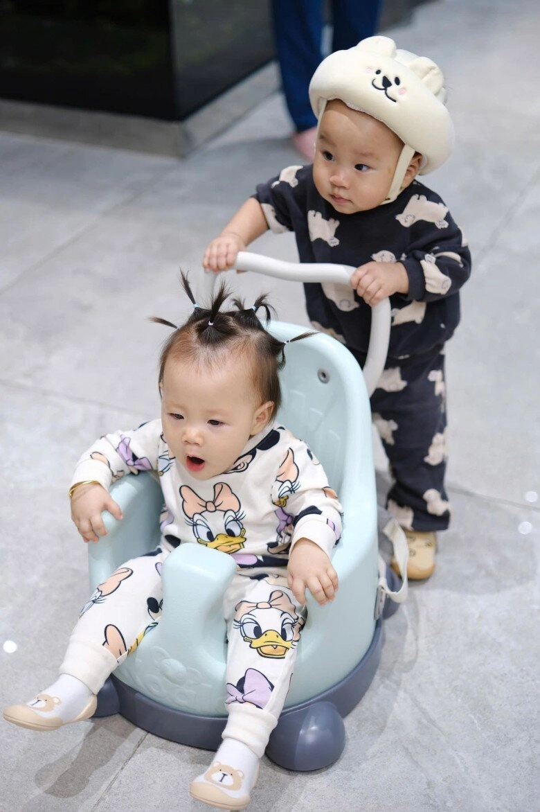 Phương oanh khoe con trai hơn 1 tuổi đã bơi được nửa bể quý tử của shark bình khiến mọi người thót tim - 6