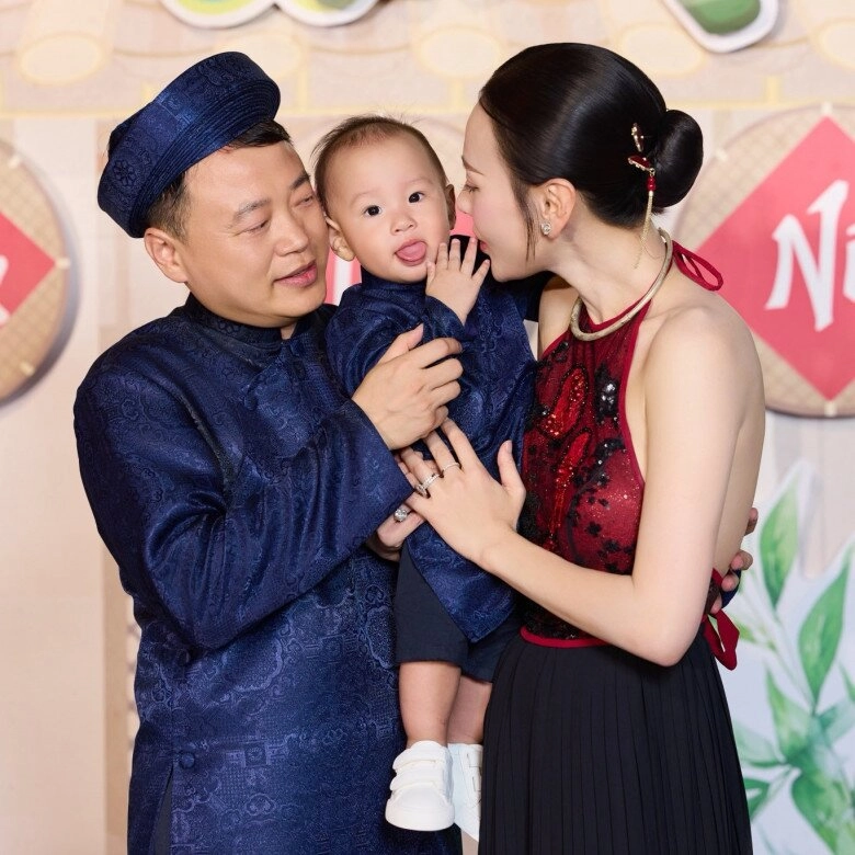 Phương oanh khoe con trai hơn 1 tuổi đã bơi được nửa bể quý tử của shark bình khiến mọi người thót tim - 7